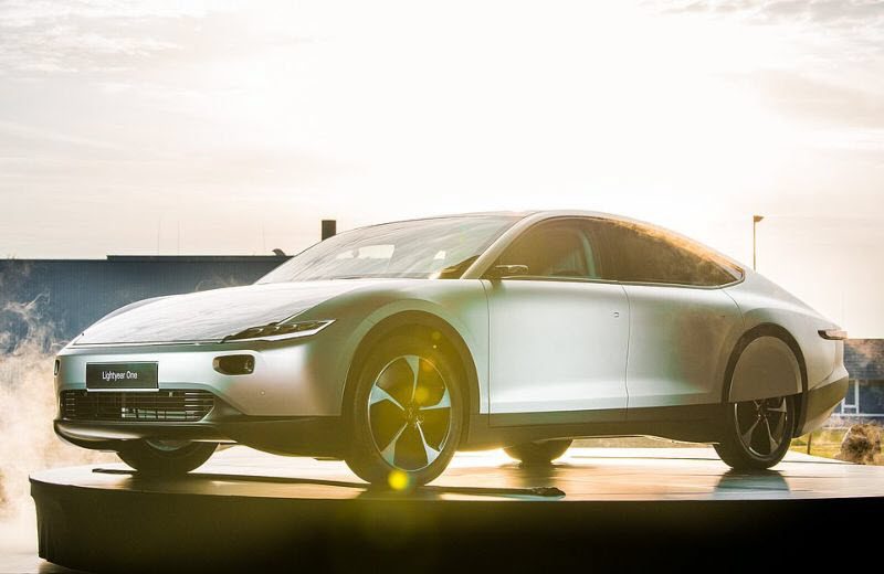 Голландцы показали солнечный электрокар с запасом хода в 725 км, дозаправляющийся на ходу