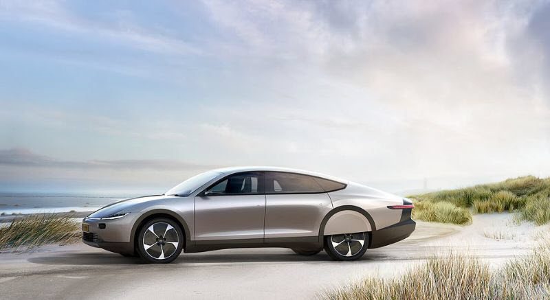 Голландцы показали солнечный электрокар с запасом хода в 725 км, дозаправляющийся на ходу