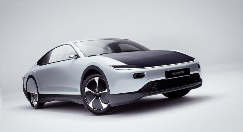 Голландцы показали солнечный электрокар с запасом хода в 725 км, дозаправляющийся на ходу