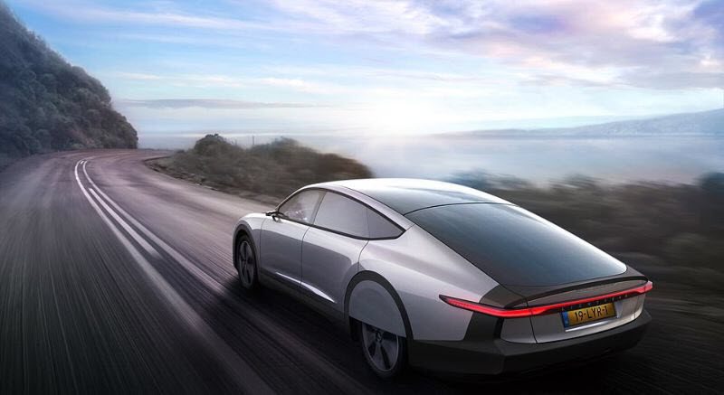 Голландцы показали солнечный электрокар с запасом хода в 725 км, дозаправляющийся на ходу