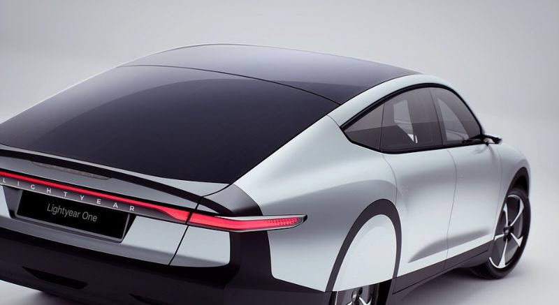 Голландцы показали солнечный электрокар с запасом хода в 725 км, дозаправляющийся на ходу