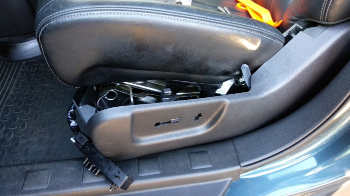 Зачем максимально назад отодвигают водительское кресло при вождении