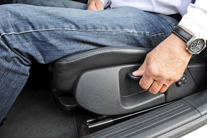 Зачем максимально назад отодвигают водительское кресло при вождении