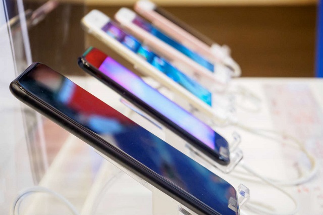 В Госдуме хотят запретить продажи смартфонов без российского софта