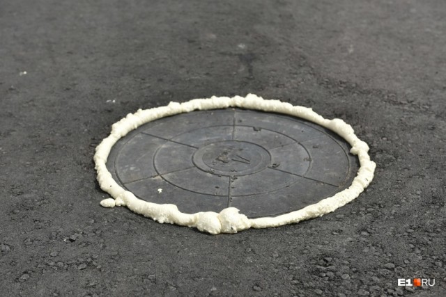 К приезду Путина в Екатеринбурге заливают монтажной пеной канализационные люки К приезду Путина в Екатеринбурге заливают монтажной пеной канализационные люки