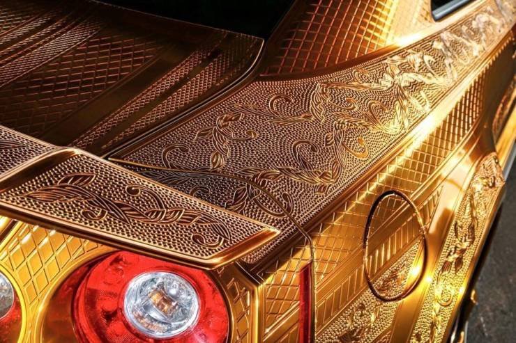 Уникальный золотой Nissan