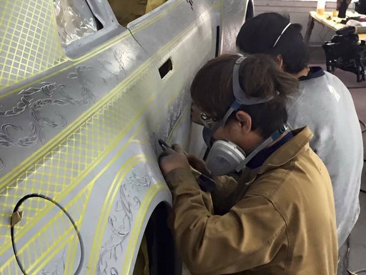 Уникальный золотой Nissan