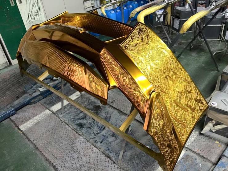 Уникальный золотой Nissan