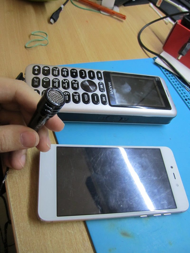 Необычный телефон принесли на ремонт