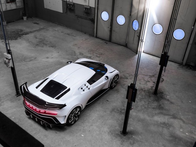 Bugatti представила гиперкар Centodieci за 597 миллионов рублей