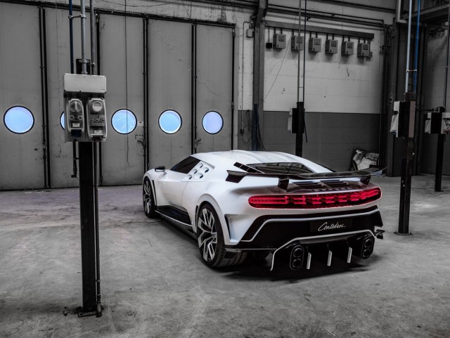 Bugatti представила гиперкар Centodieci за 597 миллионов рублей