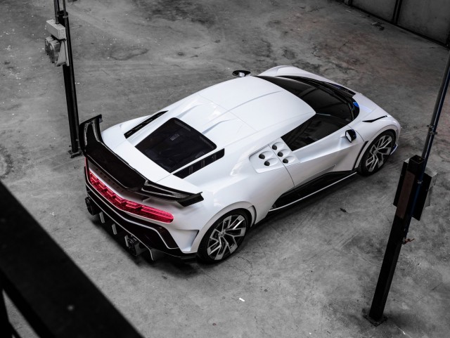 Bugatti представила гиперкар Centodieci за 597 миллионов рублей