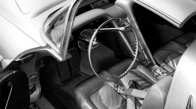 "Золотая ракета" - впечатляющий концепт-кар из стеклопластика