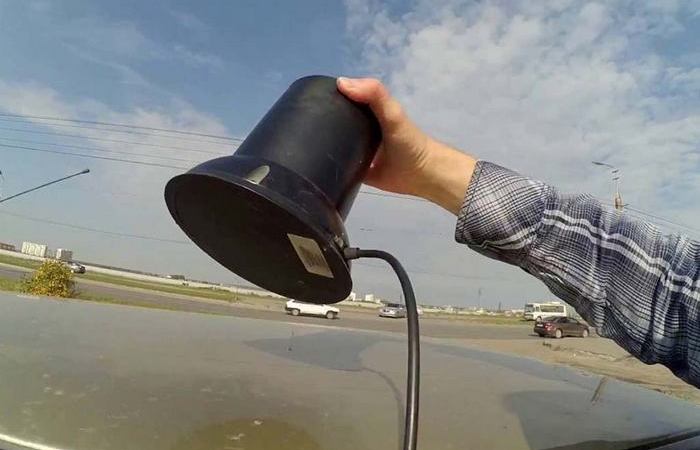 Нужно ли уступать дорогу автомобилю с черной мигалкой