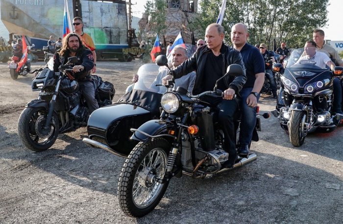 На В. Путина пожаловались в ГИБДД за езду без шлема на мотоцикле    