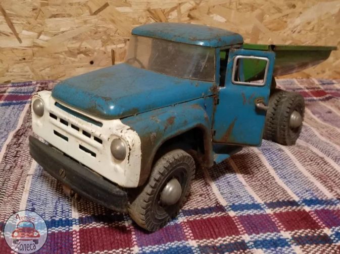 Мужчина вернул старой модели ЗИЛа былой блеск