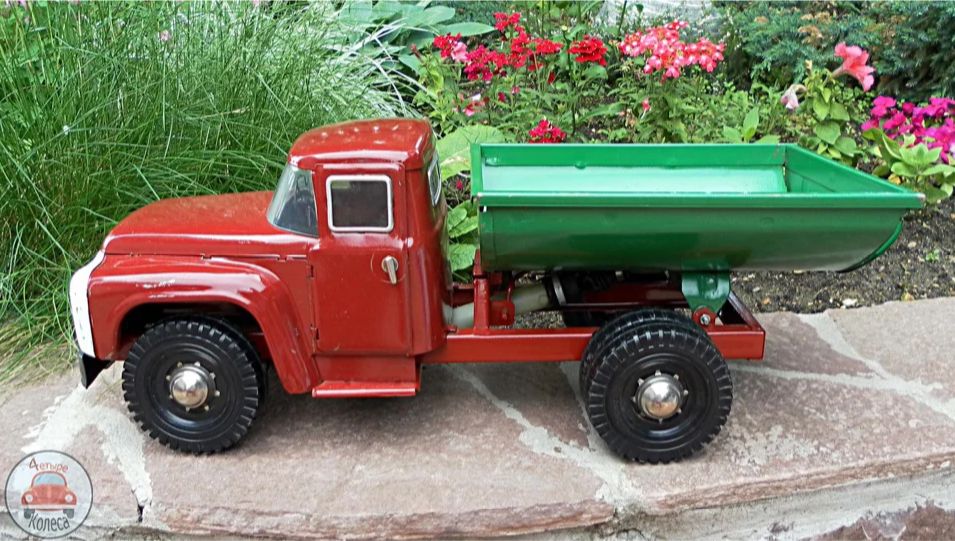 Мужчина вернул старой модели ЗИЛа былой блеск