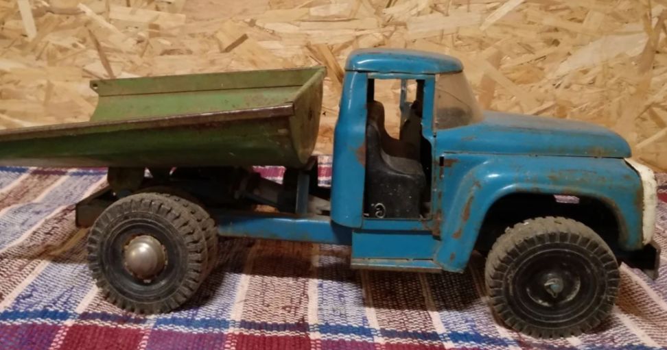 Мужчина вернул старой модели ЗИЛа былой блеск