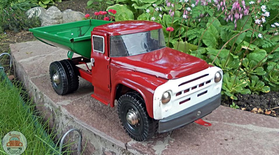 Мужчина вернул старой модели ЗИЛа былой блеск