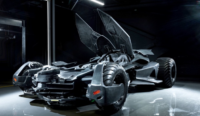 В Москве на продажу выставили «Бэтмобиль» с двигателем от танка
