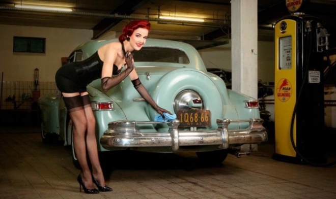 Календарь с красивыми девушками и ретро-автомобилями