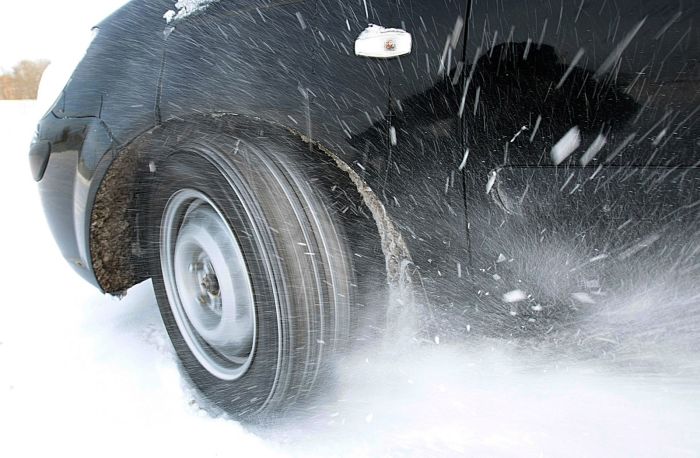 Как водителю проезжать скользкие участки дороги, чтобы не забуксовать