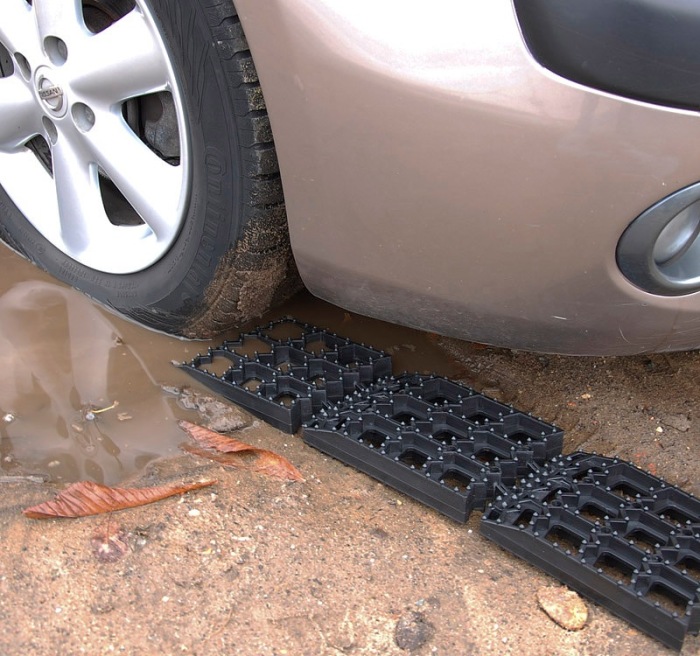 Как водителю проезжать скользкие участки дороги, чтобы не забуксовать