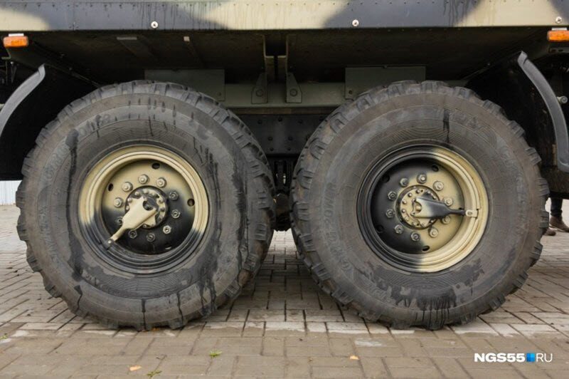 Житель Омска оборудовал КамАЗ 15-литровым баком с водкой и сауной