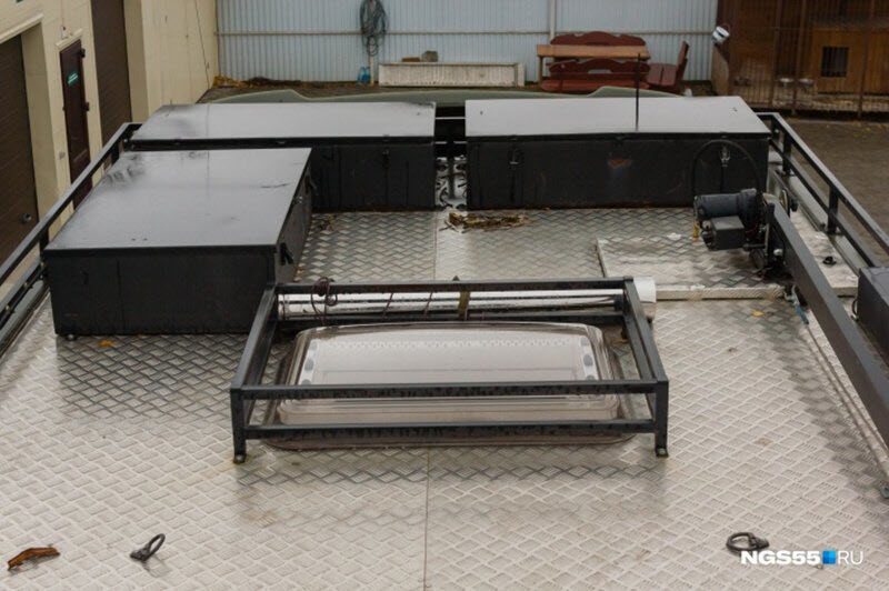 Житель Омска оборудовал КамАЗ 15-литровым баком с водкой и сауной