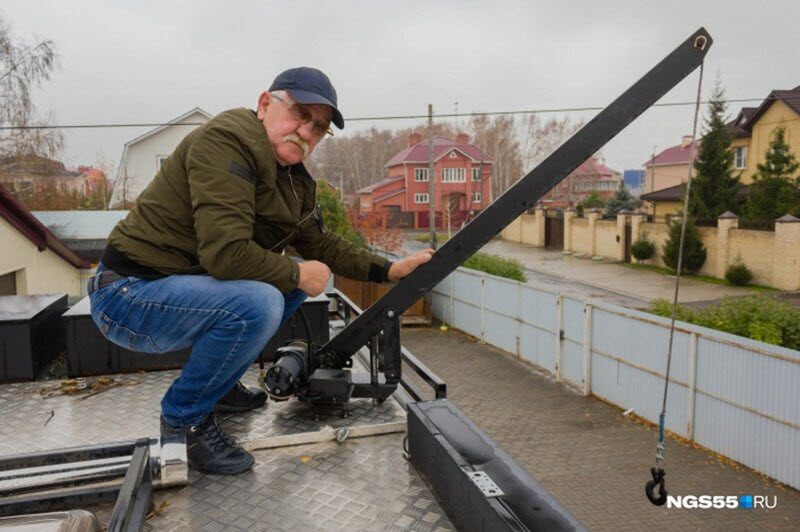 Житель Омска оборудовал КамАЗ 15-литровым баком с водкой и сауной