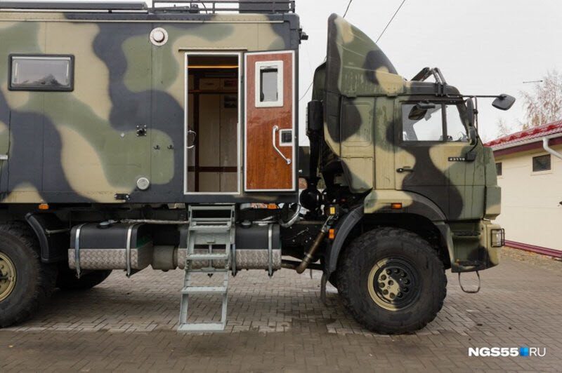 Житель Омска оборудовал КамАЗ 15-литровым баком с водкой и сауной