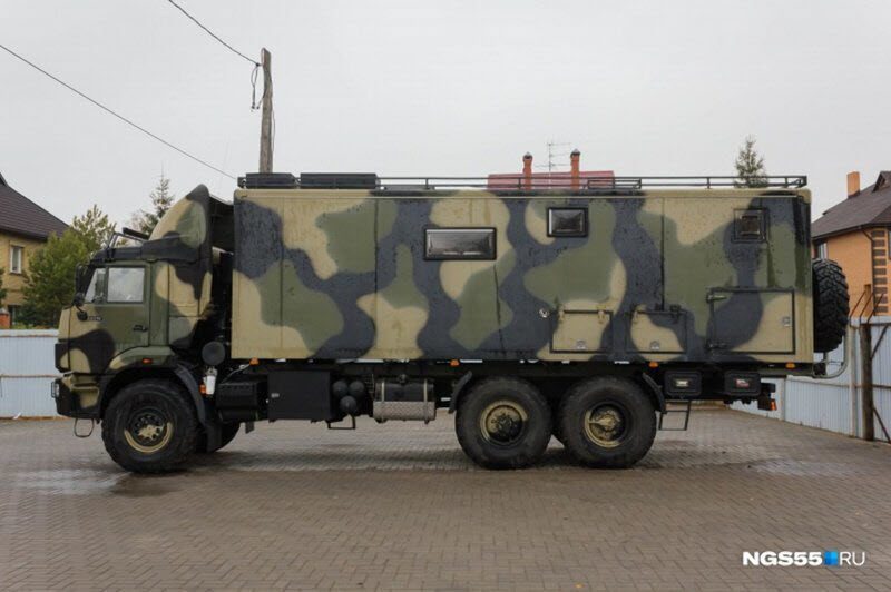 Житель Омска оборудовал КамАЗ 15-литровым баком с водкой и сауной