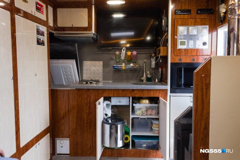 Житель Омска оборудовал КамАЗ 15-литровым баком с водкой и сауной