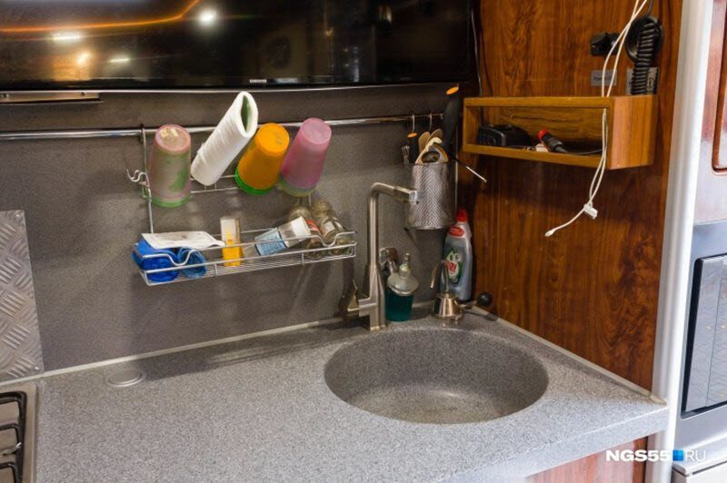 Житель Омска оборудовал КамАЗ 15-литровым баком с водкой и сауной