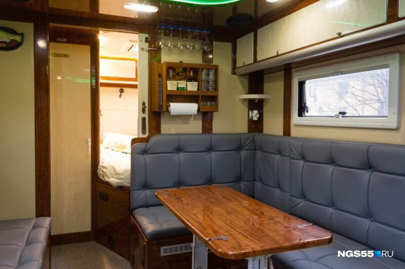 Житель Омска оборудовал КамАЗ 15-литровым баком с водкой и сауной