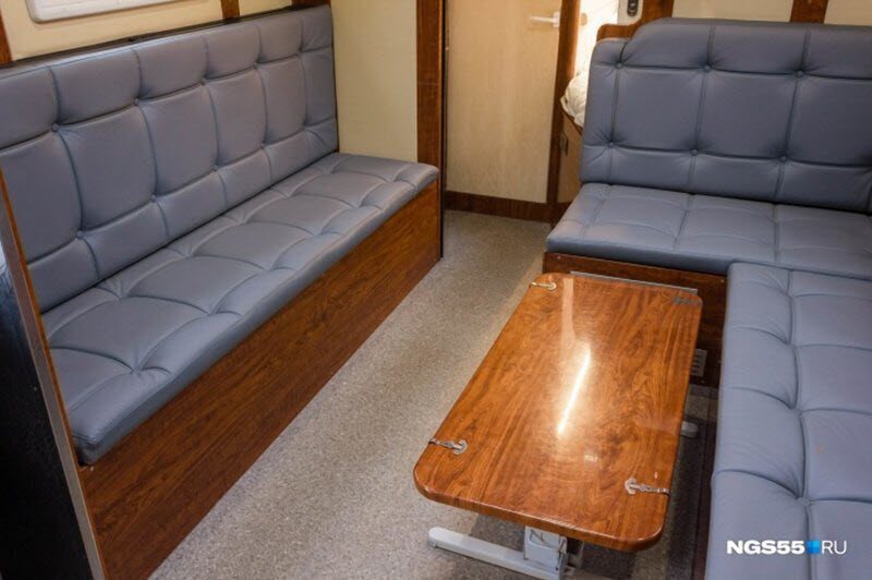 Житель Омска оборудовал КамАЗ 15-литровым баком с водкой и сауной