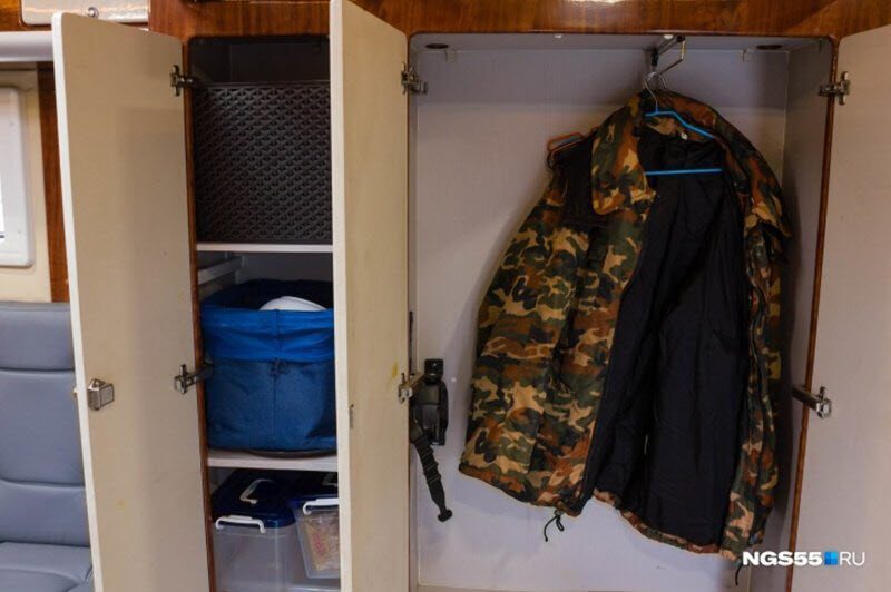 Житель Омска оборудовал КамАЗ 15-литровым баком с водкой и сауной