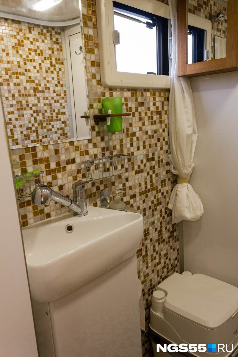 Житель Омска оборудовал КамАЗ 15-литровым баком с водкой и сауной