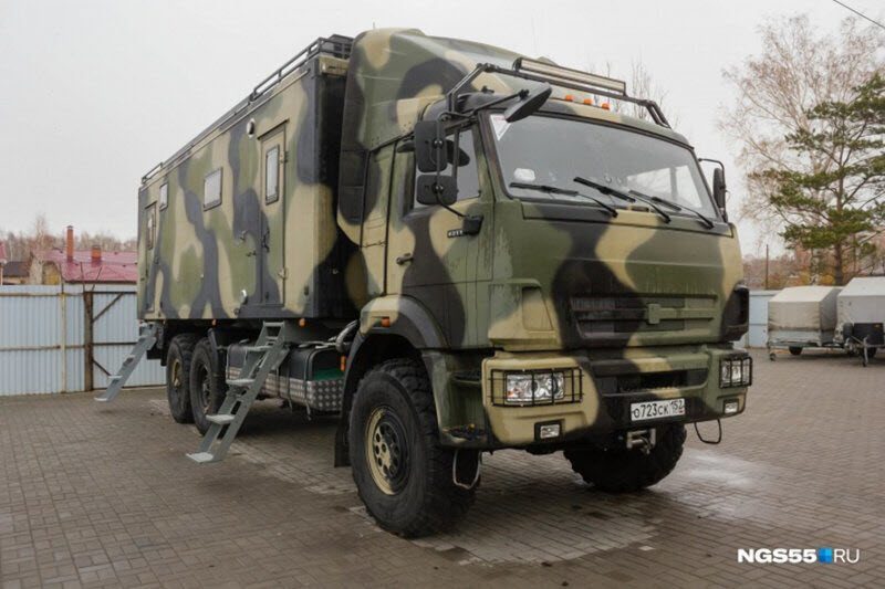 Житель Омска оборудовал КамАЗ 15-литровым баком с водкой и сауной