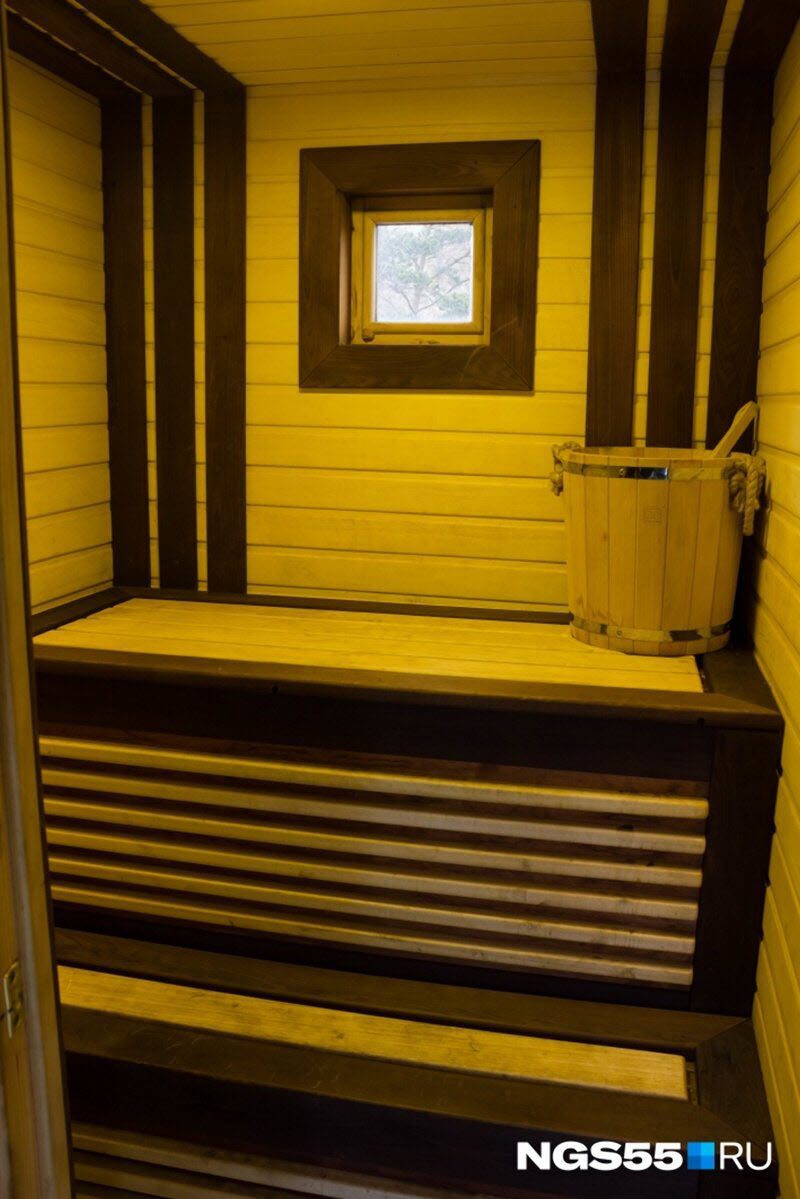 Житель Омска оборудовал КамАЗ 15-литровым баком с водкой и сауной