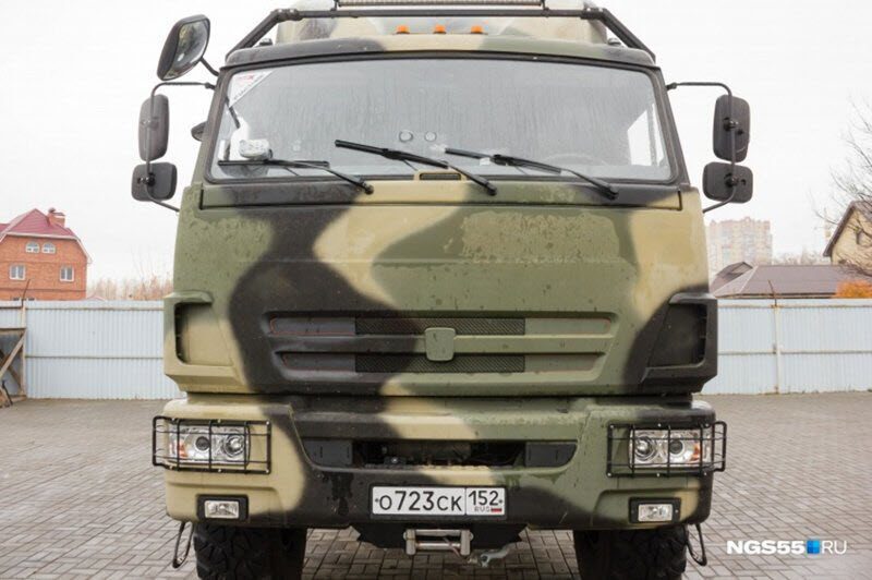 Житель Омска оборудовал КамАЗ 15-литровым баком с водкой и сауной