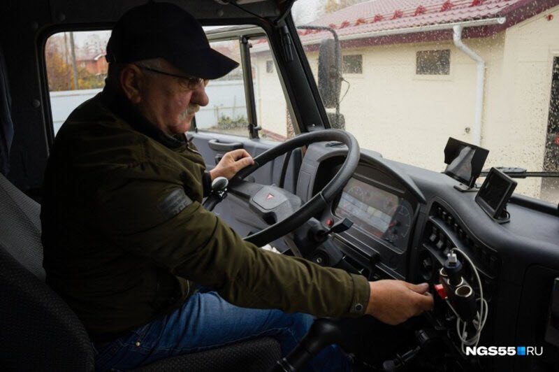 Житель Омска оборудовал КамАЗ 15-литровым баком с водкой и сауной