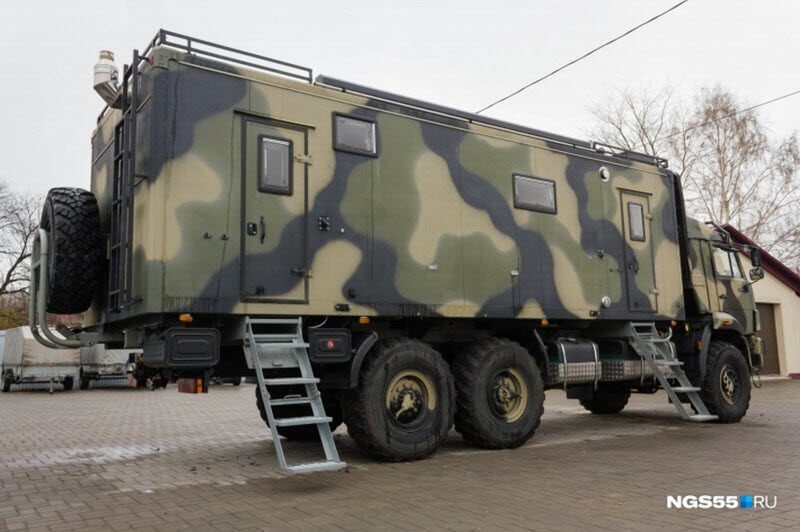 Житель Омска оборудовал КамАЗ 15-литровым баком с водкой и сауной