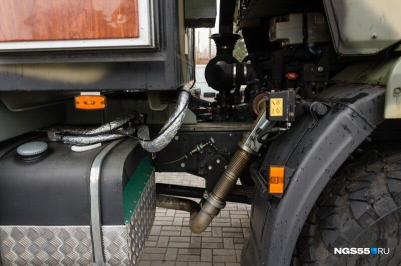 Житель Омска оборудовал КамАЗ 15-литровым баком с водкой и сауной