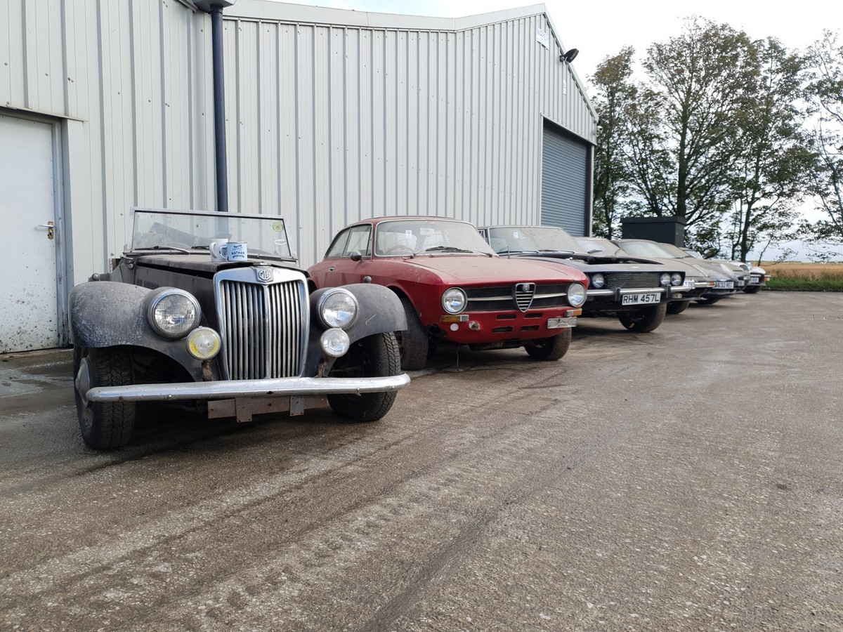 В Англии нашли старые амбары, в которых хранилось больше сотни ретро-автомобилей