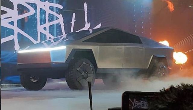 Tesla получила огромное количество предзаказов на новый пикап Cybertruck