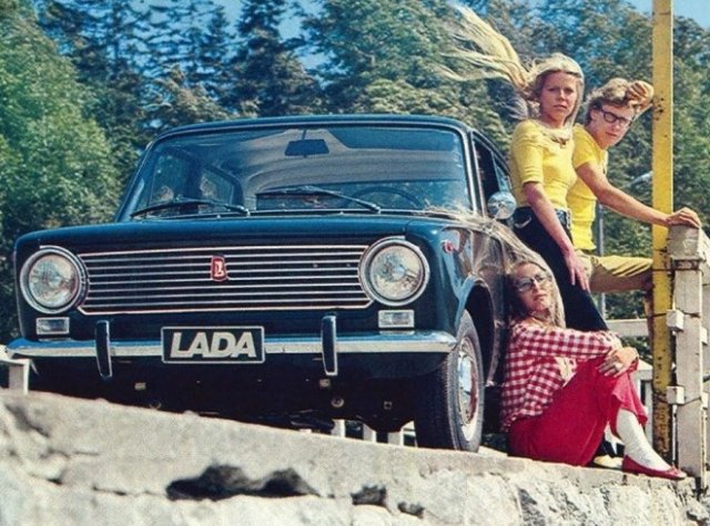 Красивые рекламные плакаты с советскими машинами