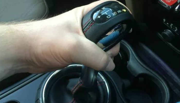 Дурные привычки водителей, которые превращают авто в мусор