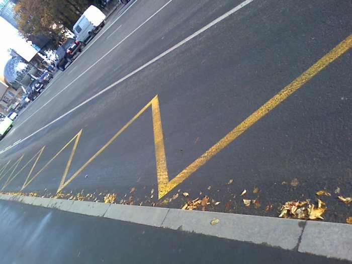 Зачем нужна желтая разметка на дорогах