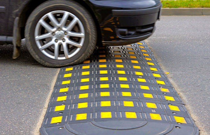 Что происходит с автомобилем при переезде «лежачего полицейского» на большой скорости